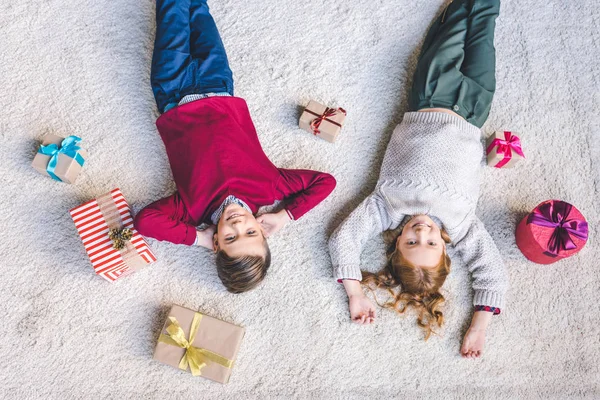 Niños relajándose en Navidad — Foto de Stock