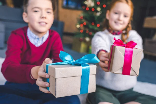 Kids holding gift boxes — Stock Photo, Image