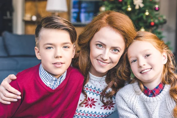 Madre e hijos abrazándose en Navidad —  Fotos de Stock