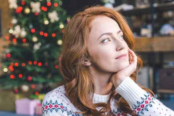 sıcak kazaklı düşünceli kadın