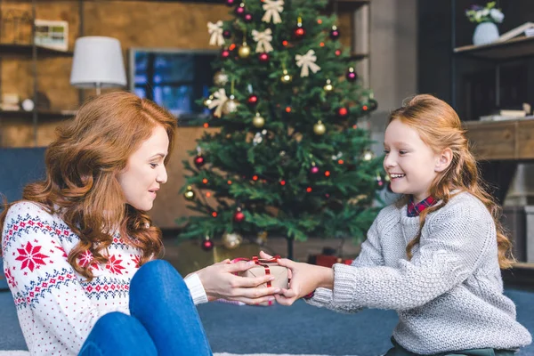 Mädchen überreicht Geschenk an Mutter — kostenloses Stockfoto