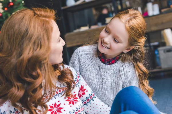 Mother and daughter having fun on chistmas — Stock Photo, Image