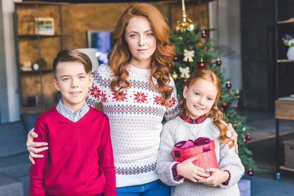 Moeder met kinderen op Kerstmis omarmen — Stockfoto