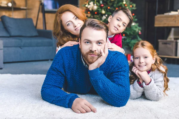 Op Kerstmis en gelukkige familie — Stockfoto