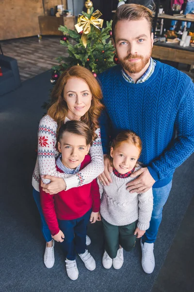 Noel'de kucaklayan aile