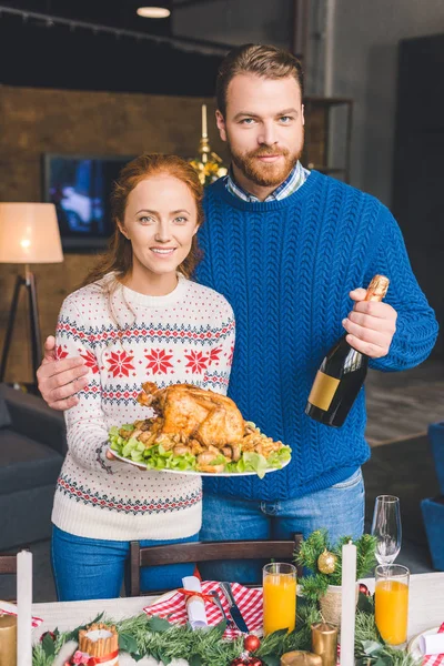 Couple avec champagne et poulet ami — Photo