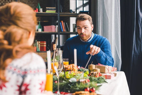 Paar met diner op kerst — Stockfoto