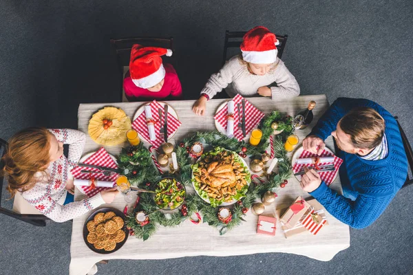 Familia teniendo cena de Navidad — Foto de Stock