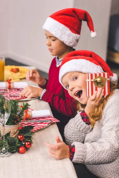 Broer en zus zitten aan kerst tafel — Stockfoto
