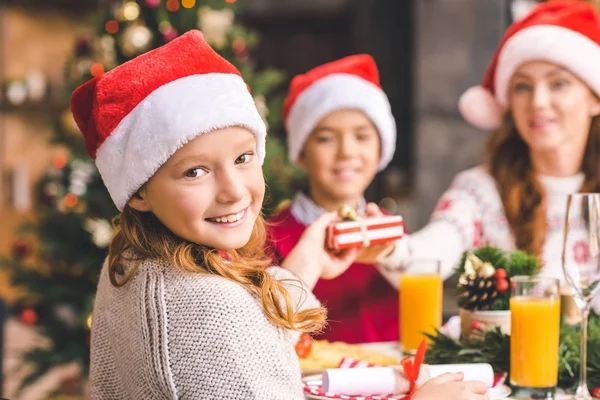 Mãe e crianças fazendo presentes no Natal — Fotografia de Stock