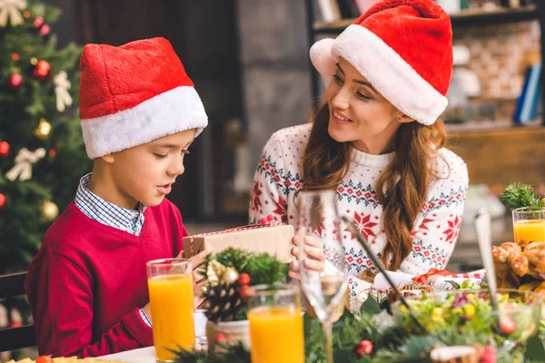 Mor ger julklapp till sonen — Stockfoto