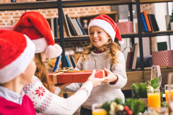 Çocuklar Noel Anne hediyesi vermek