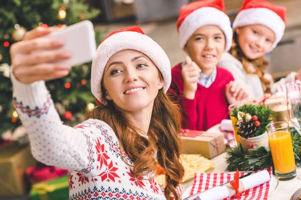 Matka pořizování selfie s dětmi na Vánoce — Stock fotografie