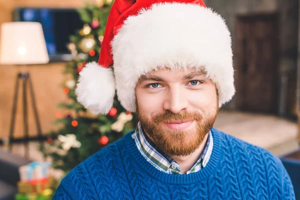 Homme barbu en chapeau de Père Noël — Photo