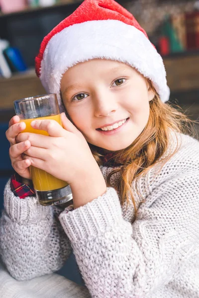 Klein meisje in Kerstman hoed — Stockfoto