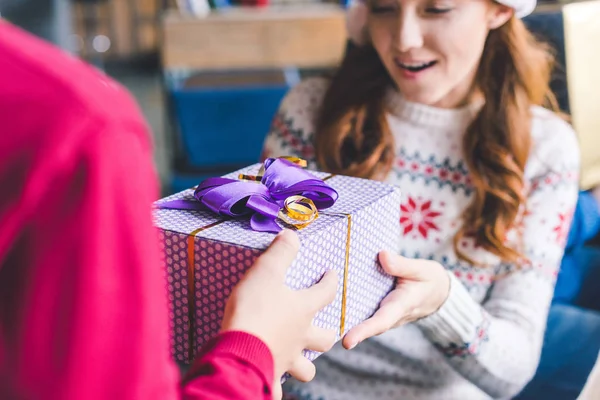 Mutter nimmt Geschenk vom Kind an — Stockfoto