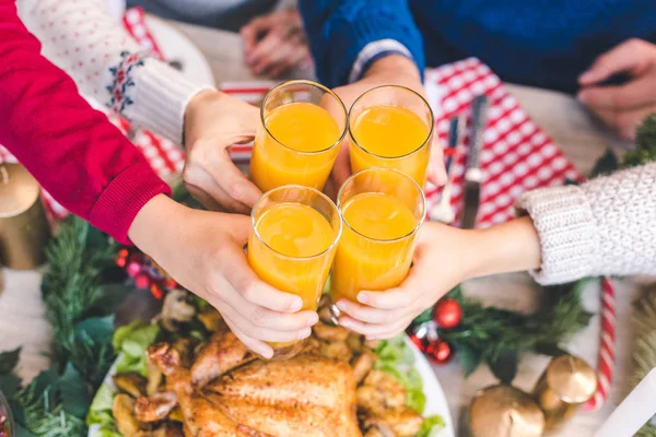 Família clinking óculos sobre mesa de Natal — Fotografia de Stock