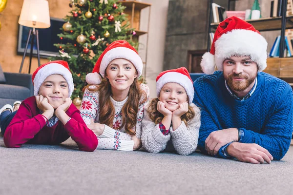 Familie in santa hoeden — Stockfoto