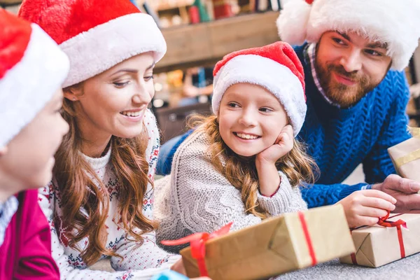 Família com presentes de Natal — Fotografia de Stock