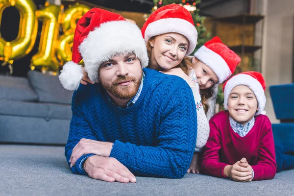 Familie mit Weihnachtsmann-Hüten — Stockfoto