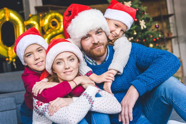 Famiglia in cappelli Babbo Natale — Foto Stock