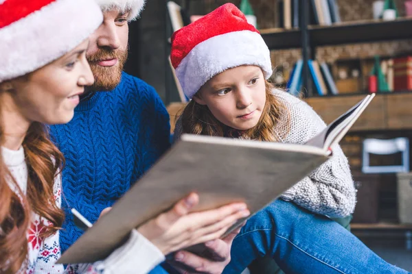 Beautiful family reading book — Free Stock Photo