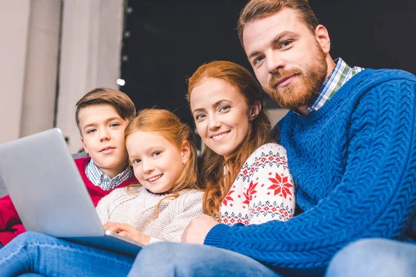 Familia usando el ordenador portátil juntos — Foto de Stock