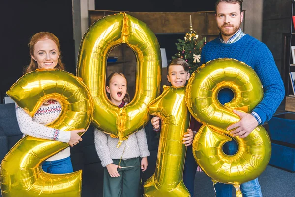 Семья держит новогодние воздушные шары — стоковое фото