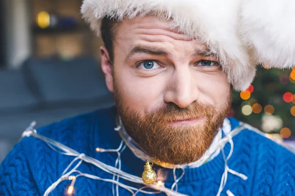 Man vastgebonden met Kerstmis garland — Stockfoto