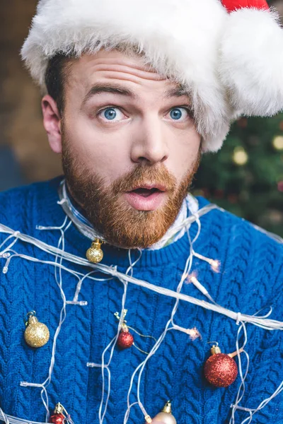 Mannen som uppbundna med christmas garland — Gratis stockfoto
