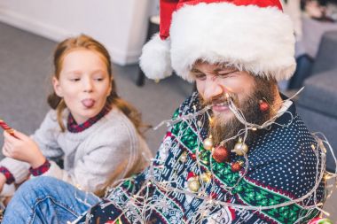 kızı ve babası garland ile bağladı