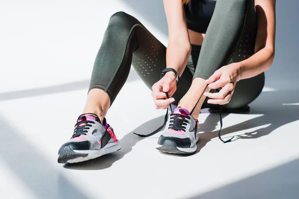 Sportswoman tying shoelaces — Stock Photo, Image