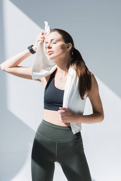 Спортивная женщина с полотенцем
