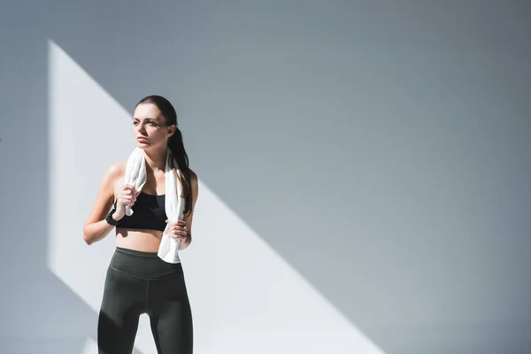 Atletische vrouw met handdoek — Stockfoto