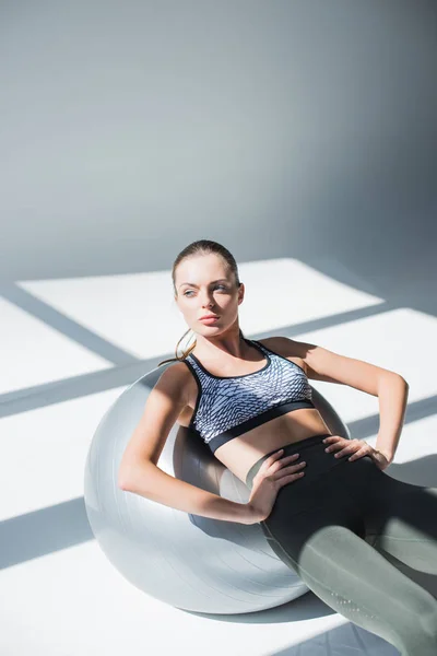 Chica deportiva con pelota de fitness —  Fotos de Stock