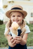 usmívající se dítě se zmrzlinou