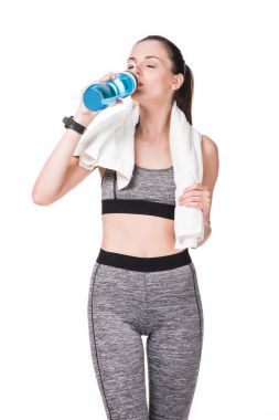 sporcumuz havlu ve şişe suyu ile