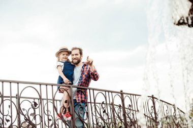 Baba holding kız elinde
