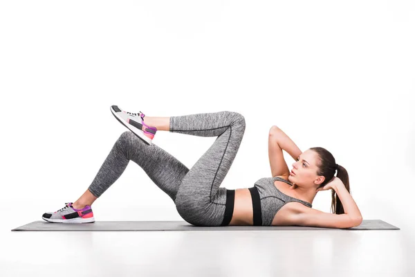 Sportvrouw uitoefenen op yoga mat — Stockfoto