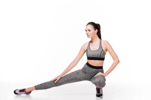 Sportiga kvinnan stretching benen — Stockfoto