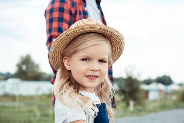 Kid in stro hoed — Gratis stockfoto