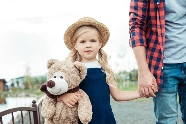 çocuk oyuncak ayı ile