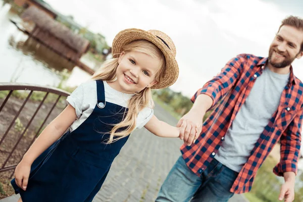 Família caminhando no parque — Fotografia de Stock