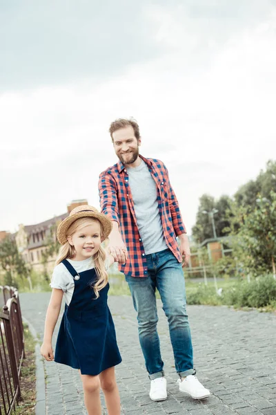 Promenade en famille dans le parc — Photo