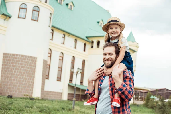 Father and daughter piggybacking together — Stock Photo, Image