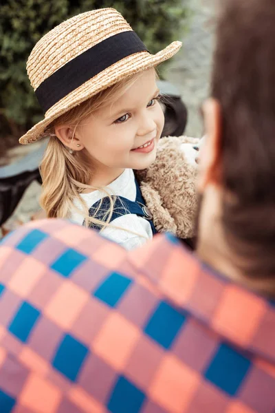 Little child in straw hat — Free Stock Photo