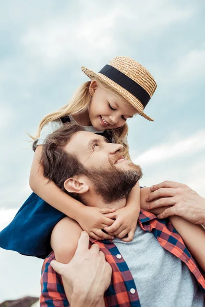 Father and daughter piggybacking together — Stock Photo, Image