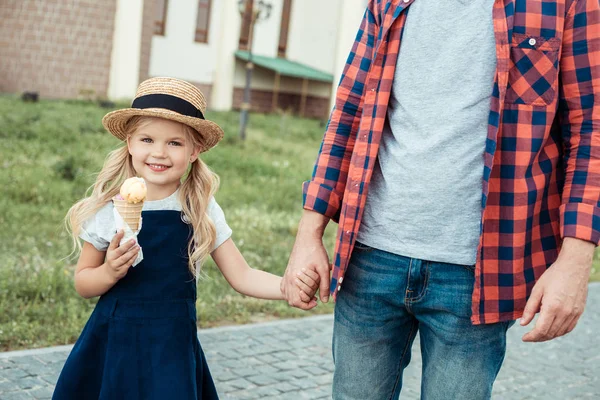 Tersenyum anak dengan es krim — Stok Foto