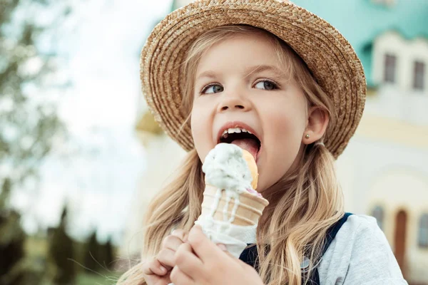 Kid eating ice cream — Stock Photo, Image