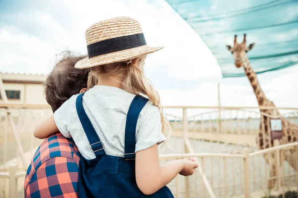 Keluarga melihat jerapah di kebun binatang — Foto Stok Gratis